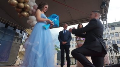 Абитуриент предложи брак на приятелката си в деня на бала (+ВИДЕО)