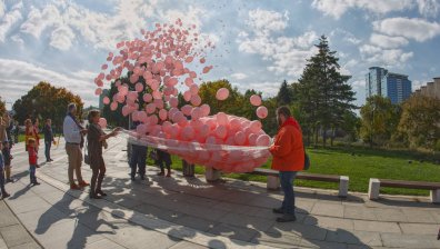 Розови балони украсиха небето в София по случай Международния ден за борба с рака на гърдата