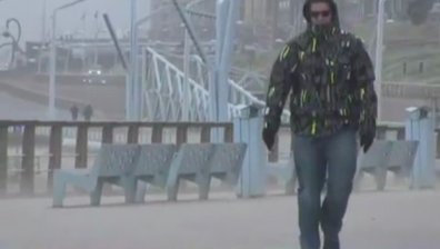 Пристанището на Хамбург вече е отворено, но бурята "Ксавиер" продължава да бушува