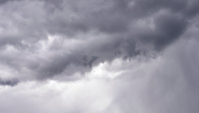 Облачен и дъждовен край на работната седмица с температури до 37 градуса