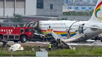 Пътнически самолет излезе от пистата и пламна на летище в Китай, над 30 са ранените