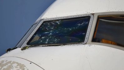 Кошмар в небето: Градушка потроши самолет на 4,5 км височина (+СНИМКИ)