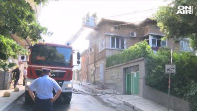 Пожар избухна в къща в центъра на Хасково, пострадал е възрастен мъж