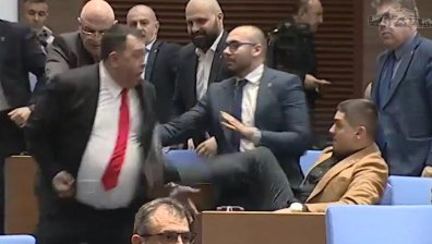 Коледният дух стои далеч от НС: Бой, скандали за бюджета и заплахи с протести (ВИДЕО)