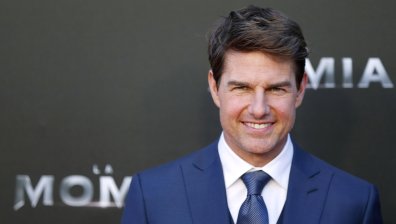 Като на филм: Том Круз кацна по спешност в двора на британка