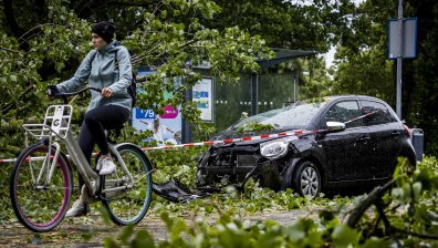 Мощна буря връхлетя Нидерландия, призоваха гражданите да не излизат (+ВИДЕО)