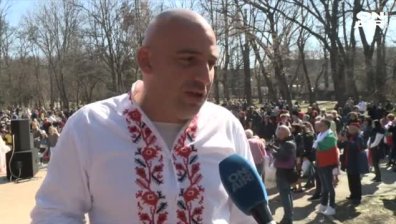 Свобода: Празнуващи се събраха в Борисовата градина с народни носии
