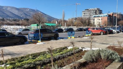 В район "Триадица" пазят паркоместа за избрани хора, пътят бил частен