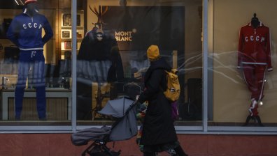Руските семейства изнемогват, търсят евтини западни дрехи и храни