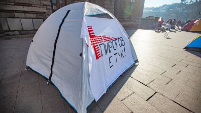 Палатките на медицинските сестри остават разпънати пред МС