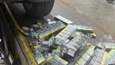 Митничари хванаха над 140 000 контрабандни цигари при две проверки