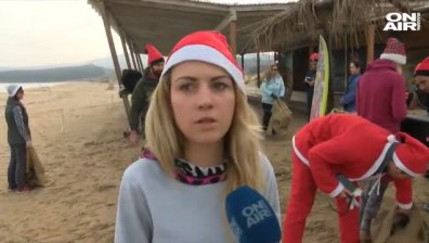 Доброволци чистят от боклуци плажа Аркутино