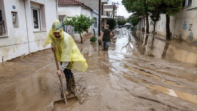 Наводнения, прекъсване на тока и затворени училища в Гърция