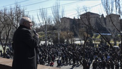 Арменски опозиционен лидер призова армията да въстане
