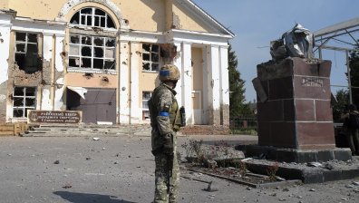 Докато в Курск воюват, цивилните масово се ваксинират и гласуват за Владимир Путин