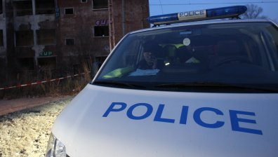 36-годишен троши зъби и чупи крака пред заведение в София