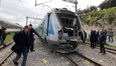 Близо 100 ранени при катастрофа между два влака в Тунис