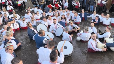 Мъжкото хоро се изви в ледените води на Тунджа в Калофер (СНИМКИ)