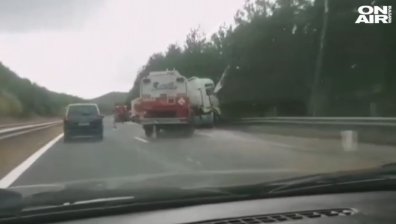 Цистерна се заби в мантинелата на АМ "Тракия" (+ВИДЕО)