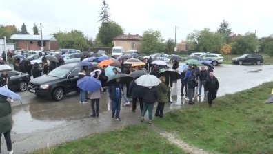 "Искаме си отец Янко и никой друг": Жители на Долни Богров с протестна блокада в София