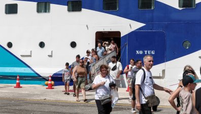 Туристи и гърци масово напускат Атина в посока островите (ВИДЕО)