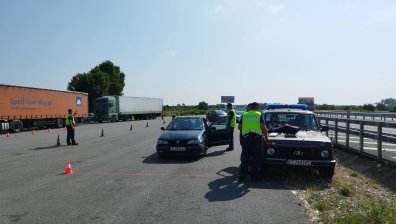 Полицаи и митничари окупираха АМ "Тракия", проверяват наред коли и ТИР-ове