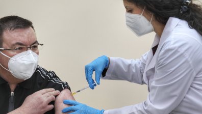 Проф. Костадин Ангелов получи втора доза от ваксината