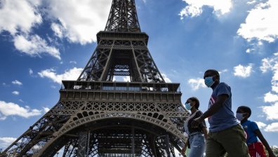 Франция забрани носенето на маски, ушити у дома