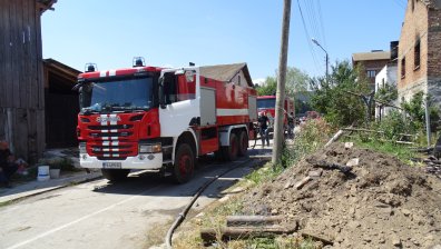 Пожар в село Радомирци, пламъците са на метри от къщите