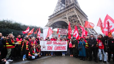 Пети ден туристите нямат достъп до Айфеловата кула