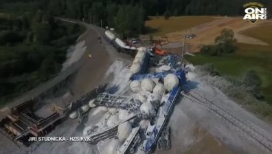 Влак дерайлира в Чехия и разпиля тонове варовик (Видео)