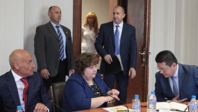 Румен Радев по време на кръглата маса: Не надхвърлям правомощията си