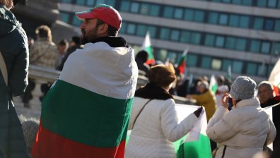 Струпват пластмасови оръжия пред парламента в неделя