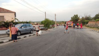 Спасиха двама трудноподвижни от къщите в близост до пожара край Старосел