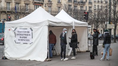 Неваксинираните във Франция няма да посещават ресторанти и културни центрове