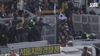 Двама души загинаха по време на протести в Сеул