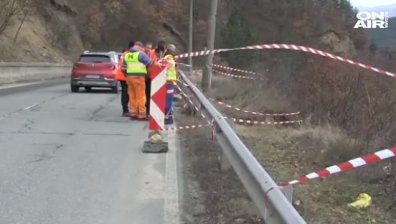 Опасност: Свлачище подкопа пътя между Банско и Симитли
