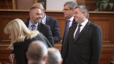 Широки депутатски усмивки: Няма какво да помрачи доброто им настроение