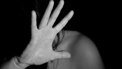 Мъж заплаши да убие съпругата - душил я и я притискал към пода с коляно