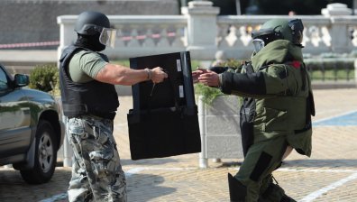Изоставена раница пред НС вдигна на крак полицията в София
