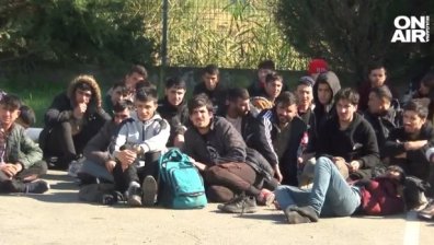 Задържаха 75 мигранти на АМ "Тракия", водачът им - българин