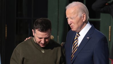 Байдън посрещна топло Зеленски - с активно потупване по рамото