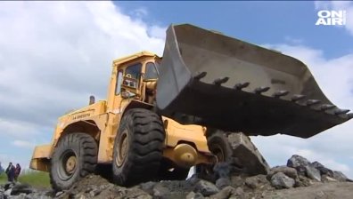 Продължава укрепването на скъсаната дига на шламохранилището в Перник