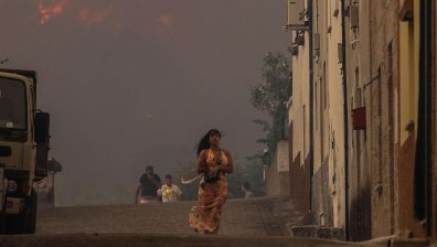 Португалия е обхваната от пламъци (СНИМКИ)