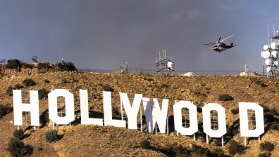 300 огнеборци гасят пожар в 25-етажна сграда в Лос Анджелис