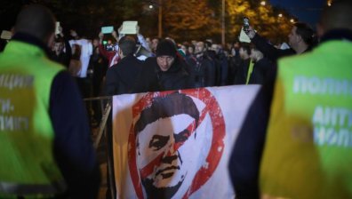 Протестиращи срещу БФС са повалени на земята и с разбити глави, фенове хвърлят павета по полицаите