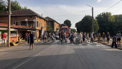 Жители на Караисен блокираха пътя София - Варна, решават проблема с водата