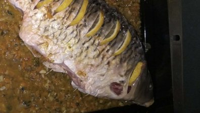 Рецепта за Никулден: Пълнен шаран с орехи и стафиди