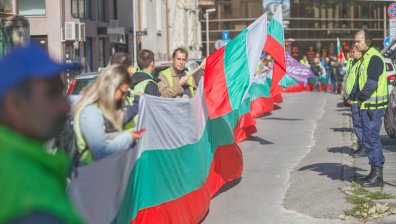 Пътни строители окупираха МРРБ, искат си парите за ремонта на АМ "Тракия"