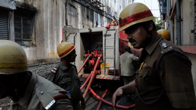 В огнен капан в Делхи загинаха най-малко 11 души, пламна фабрика за бои